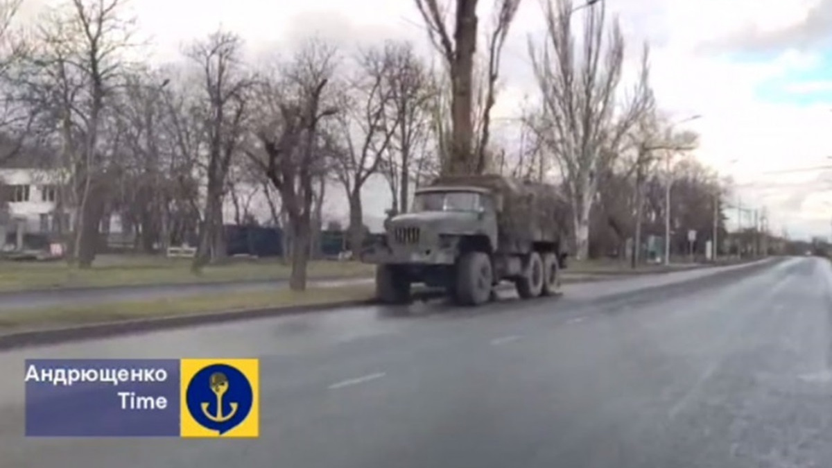 Колона нової техніки проїхала через Маріуполь у бік фронту: де окупанти планують наступ