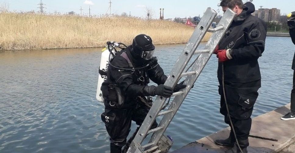 Мариупольские спасатели проводят очистку Кальчика