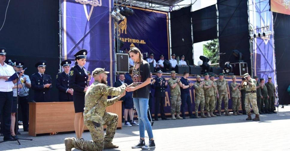 Боец «Азова» во время награждения в Мариуполе сделал предложение своей девушке (ФОТОФАКТ)