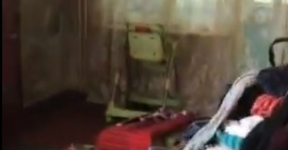 Семьей с детьми из зловонной квартиры Мариуполя займутся социальные службы