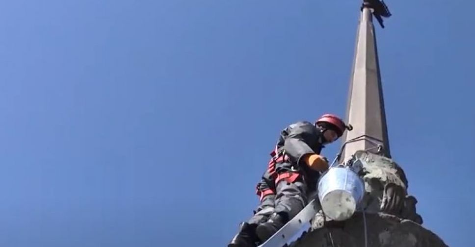 Шпиль со знаменитого дома в Мариуполе может рухнуть. Спасатели укрепляют конструкцию (ФОТО+ВИДЕО+ОБНОВЛЕНО)