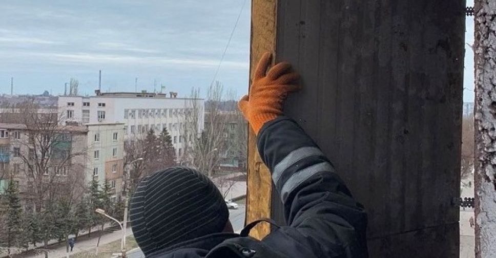 Аварийные конструкции на фасадах создали угрозу мариупольцам. Прибыли спасатели (ФОТО)