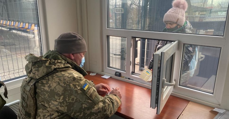 На Донбассе боевики блокируют пять из семи КПВВ. Какие дорожные коридоры работают?