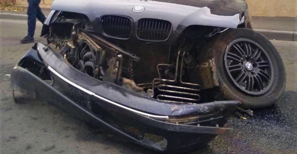 Водитель раскурочил автомобиль и отбойник в Мариуполе