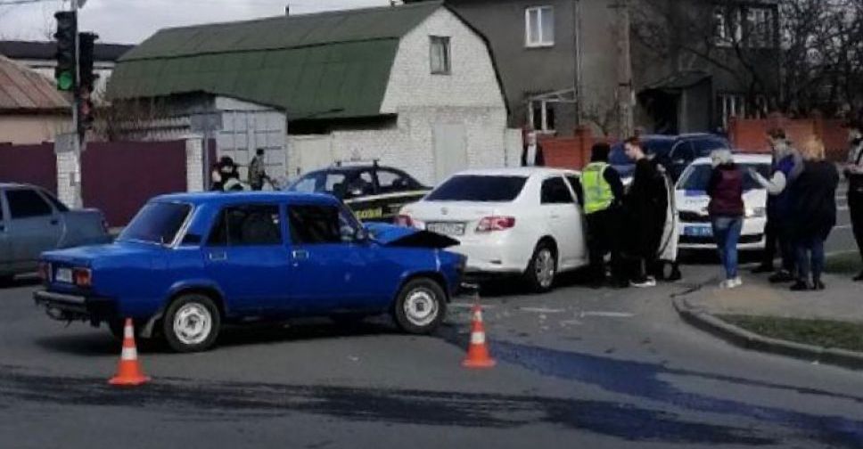 На мариупольском перекрестке столкнулись две легковушки