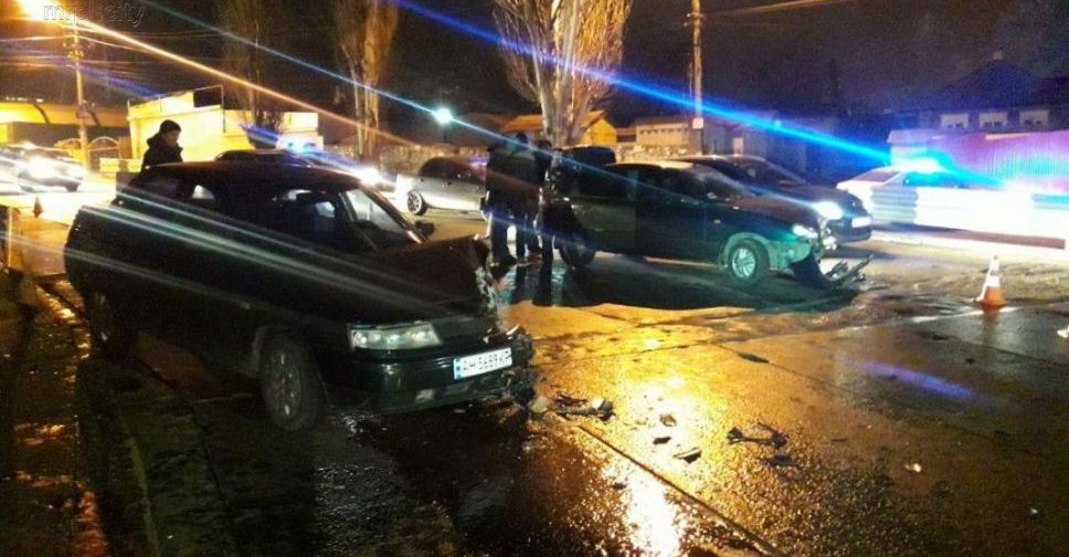 Авария на «встречке»: в ДТП в центре Мариуполя пострадали два водителя (ФОТО)