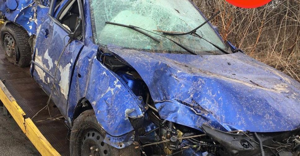 На трассе под Мариуполем вдребезги разбилась машина