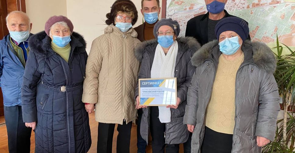 Подарок к Новому году: ветераны и переселенцы получили годовую подписку на старшейшее издание Мариуполя