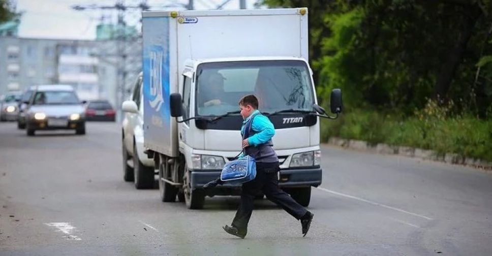Задание – выжить: на Донетчине пьяный подросток попал под машину, играя в опасную игру