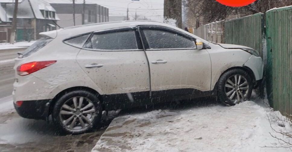 В Мариуполе на заснеженной дороге водитель въехал в бетонный столб