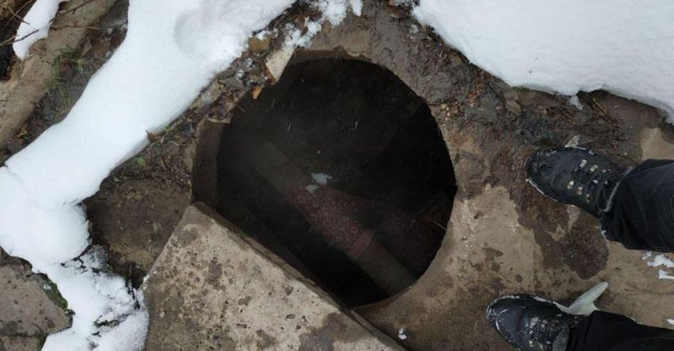 В Мариуполе в канализационном люке найдено тело женщины (ФОТО)