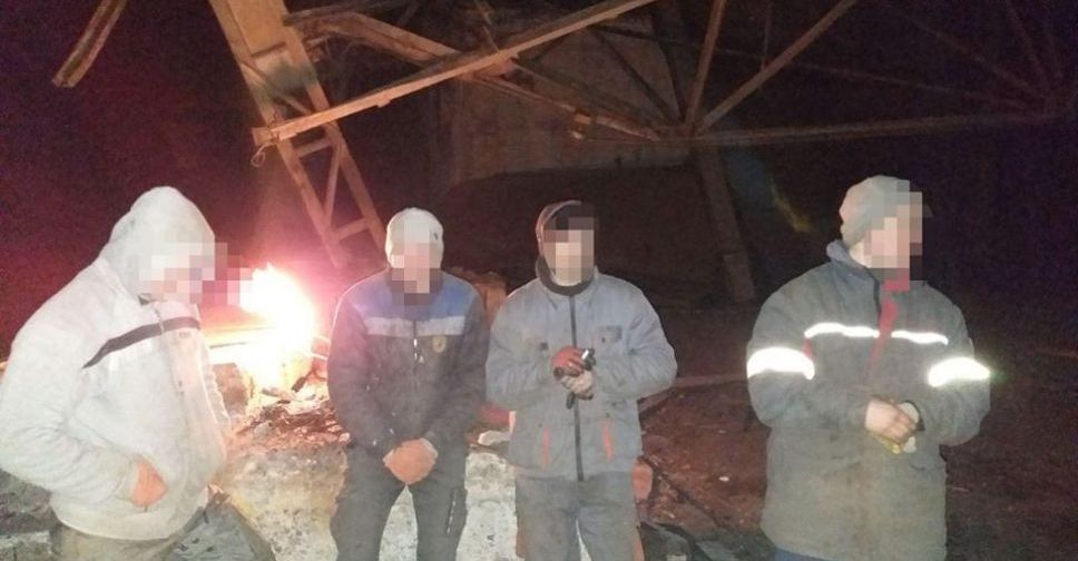 Полиция задержала три группы мужчин, кромсавших на части собственность мариупольского предприятия