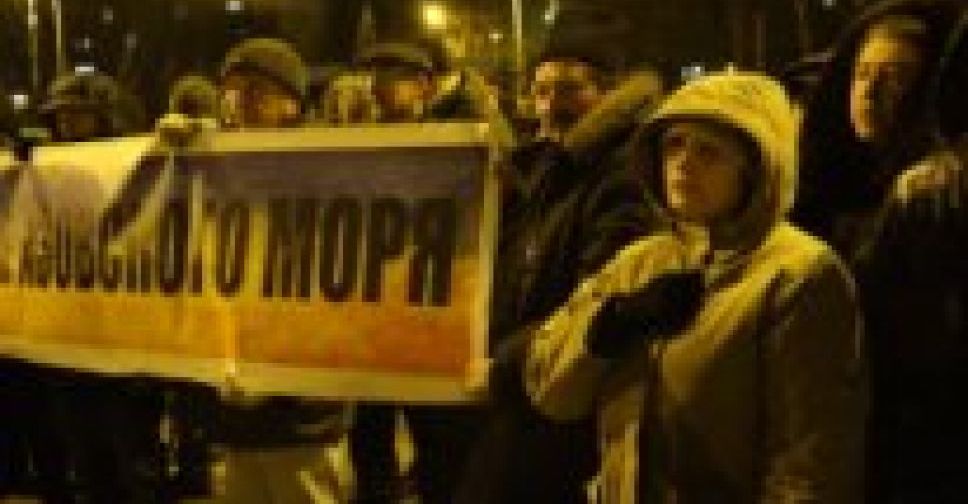 Военное положение не помешало провести в Мариуполе акцию протеста (ФОТОФАКТ)