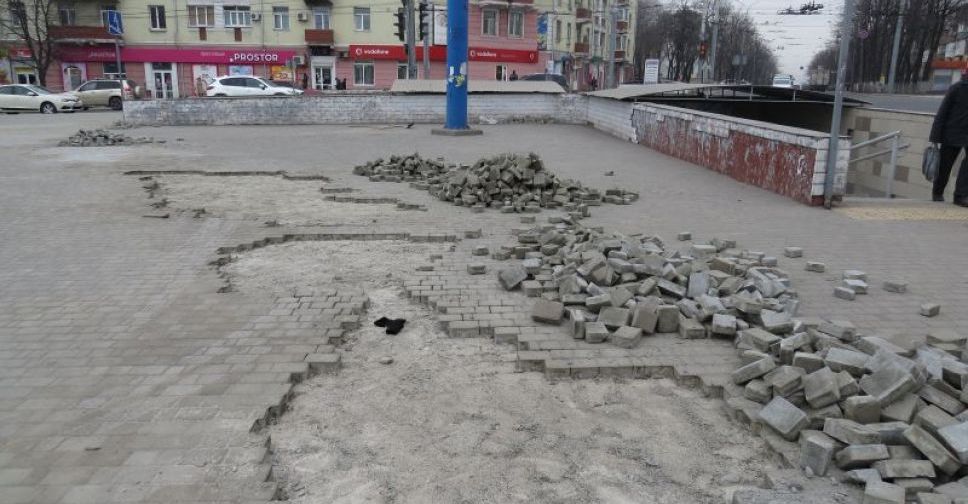 Судьбу скандальной плитки на главной площади Мариуполя решат эксперты (ФОТО)