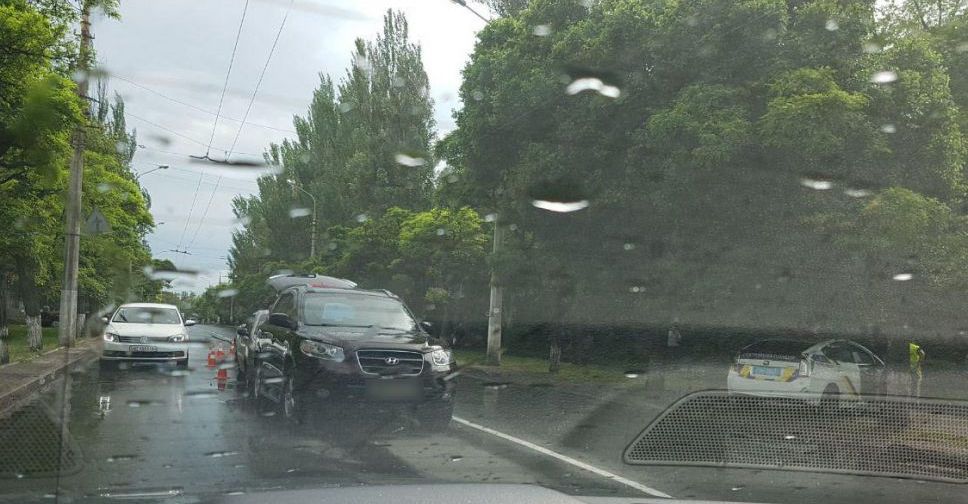 В Мариуполе столкнулись три автомобиля (ФОТОФАКТ)
