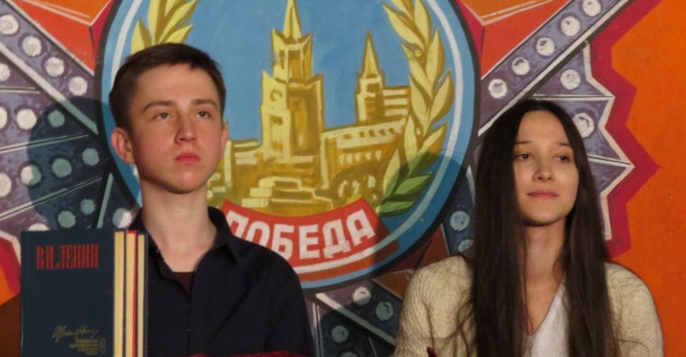 В Мариуполе под «Интернационал» сыграли коммунистическую свадьбу, раздеваясь на публике (ФОТО+ВИДЕО)