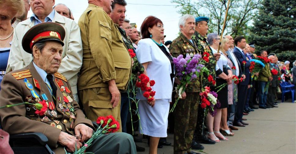 Низкий поклон ветеранам: в Мариуполе отметили День Победы (ФОТО)