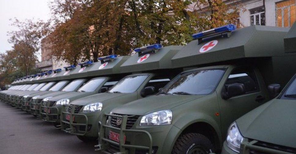 Петр Порошенко в Мариуполе посетил военный госпиталь и подарил 20 машин (ФОТО)