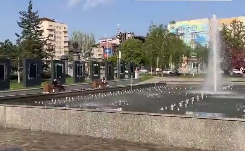 Сюрреалізм окупації: в Маріуполі відкрили фонтани, поки жителі миються за графіком