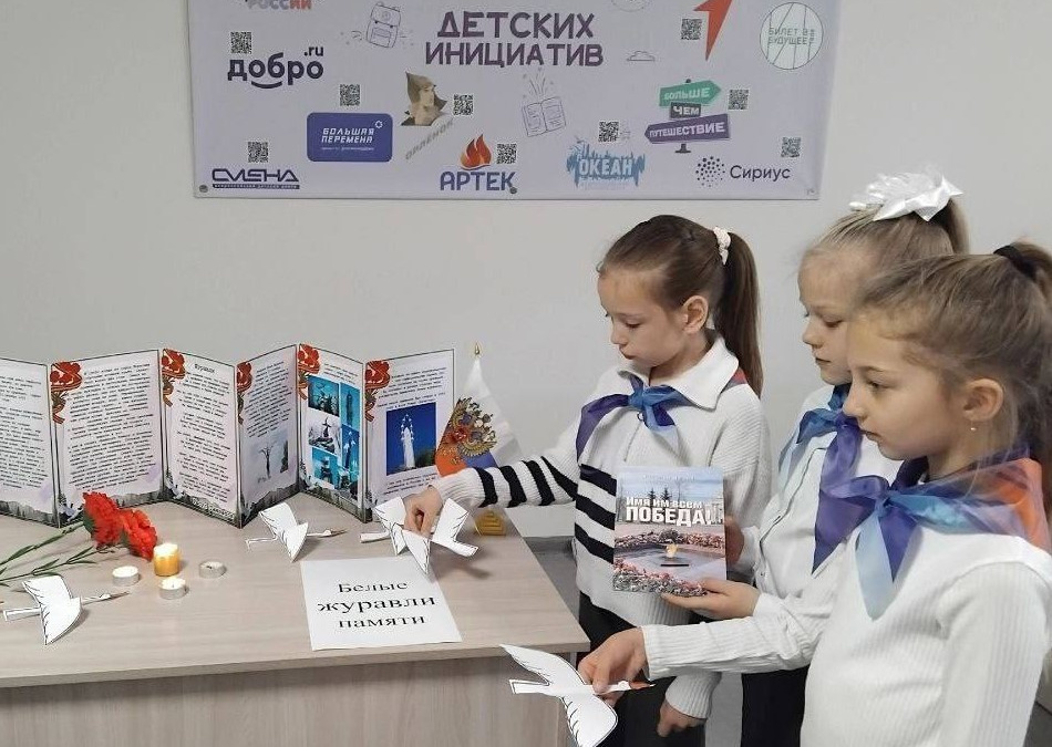 Примусова пам'ять: як окупанти змушують маріупольських дітей славити російських військових