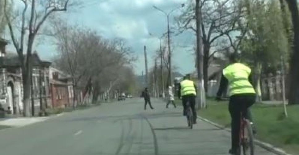 Патрульные Мариуполя показали, как правильно ездить на велосипеде (ВИДЕО)