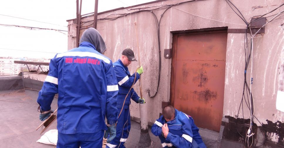 Мариупольский «Горводоканал» на тропе войны: злостным неплательщикам запускают «питона» (ФОТО+ВИДЕО)