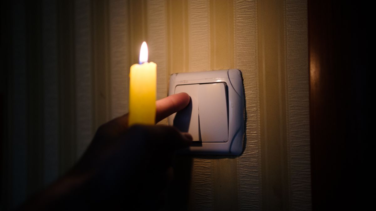 Маріупольці сидять у темряві – чому комунальники відключать світло у квартирах