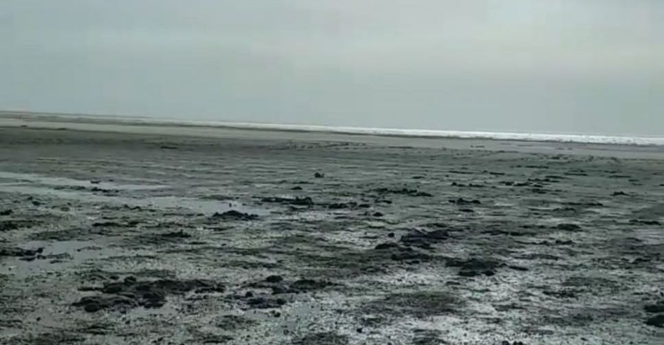 Море далеко отошло от мариупольского берега, оголив песчаное дно