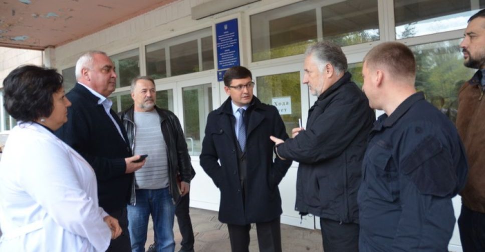 Павел Жебривский внес предложение в интерьер областной больницы в Мариуполе (ФОТО)