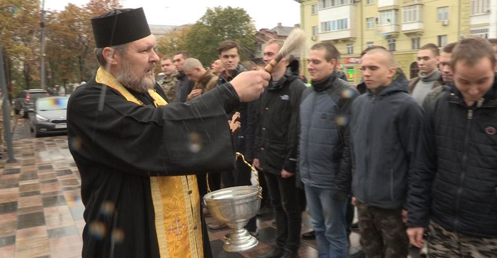 Накануне Дня защитника Украины в Мариуполе отправили в армию 90 призывников (ФОТО)