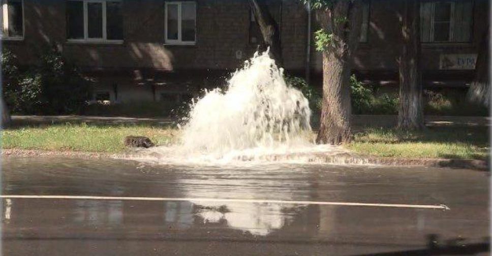 Водяной гейзер: центр Мариуполя залило питьевой водой (ВИДЕО)