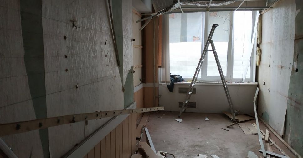 В мариупольском дворце культуры разобрали гардероб и артистические (ФОТО)