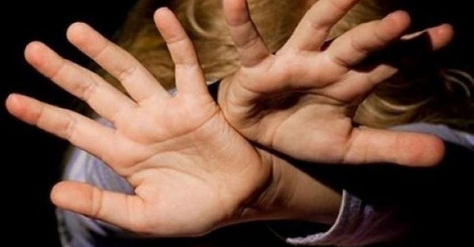 Отцовское «воспитание»: в Мариуполе 7-летняя девочка пришла в школу с гематомами