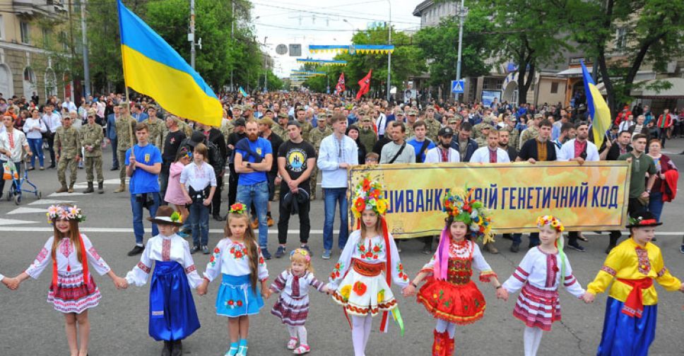 Выставка, парад и концерт: в Мариуполе масштабно отметят День вышиванки