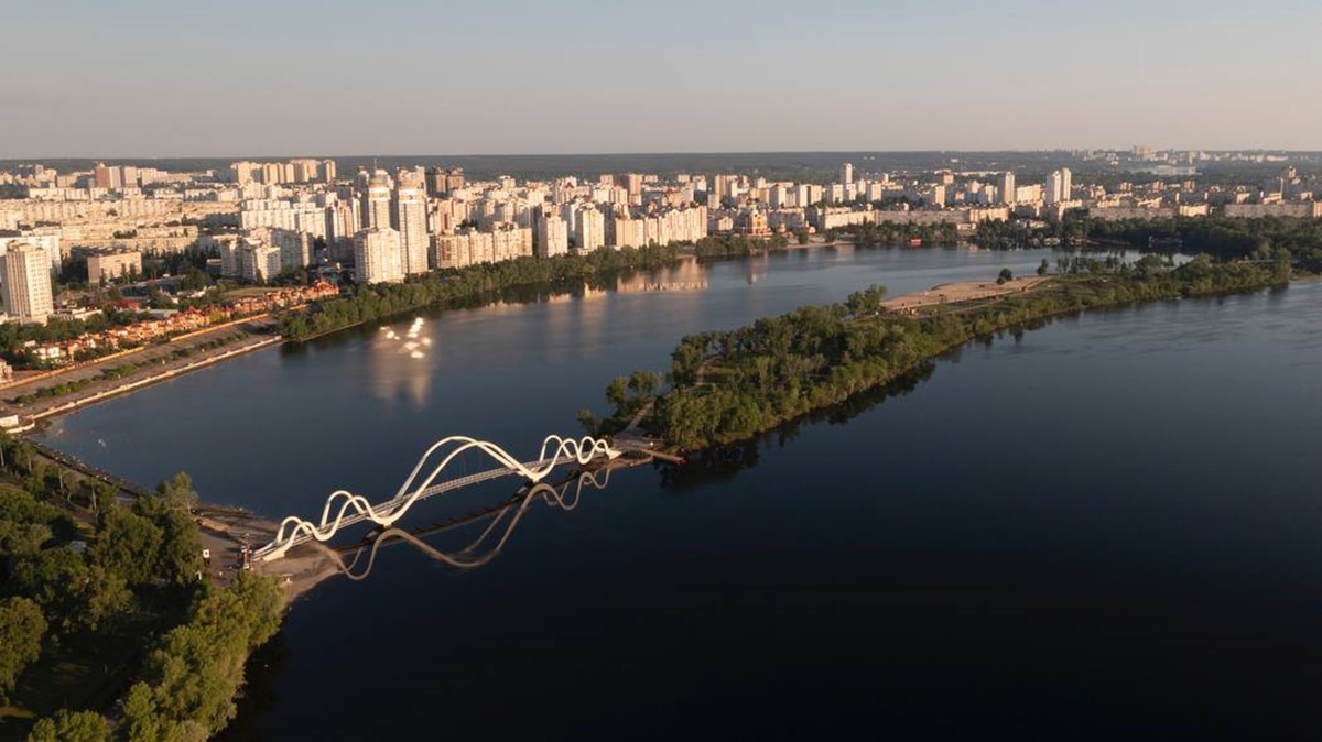 Зі сталі Азовсталі: у Києві відкрили унікальний міст-хвилю з металу маріупольського комбінату