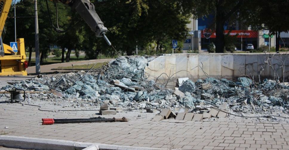 На мариупольской площади сносят фонтан