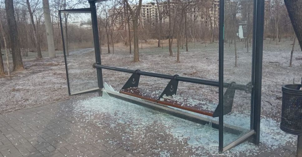 В Мариуполе вандалы разбили остановочный павильон: на восстановление нужно около 20 тысяч гривен