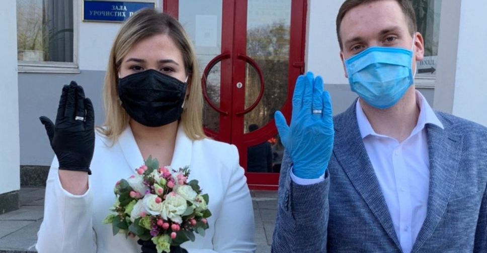 Роспись в респираторах и кольца на резиновые перчатки: как жениться мариупольцам во время карантина?