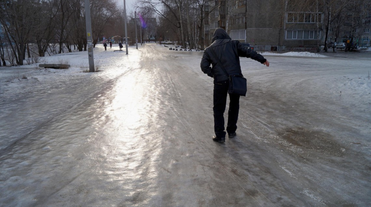 Ожеледиця у Маріуполі спричинила транспортний колапс – через непосипані дороги автобуси стоять