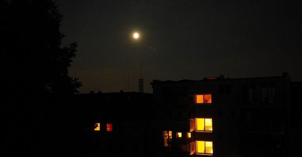 В Мариуполе ночью из окна 7-го этажа выпала женщина