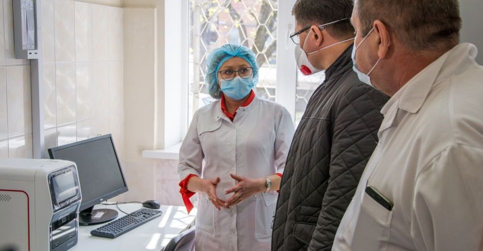 В Мариуполе смогут диагностировать коронавирус за 40 минут. Фонд Вадима Новинского подарил городу лабораторию (ФОТО)