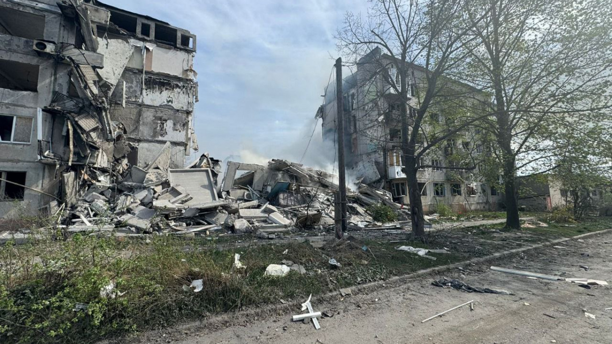  Росіяни скинули бомбу на багатоповерхівку в Очеретиному – людей не можуть дістати з під-завалів 