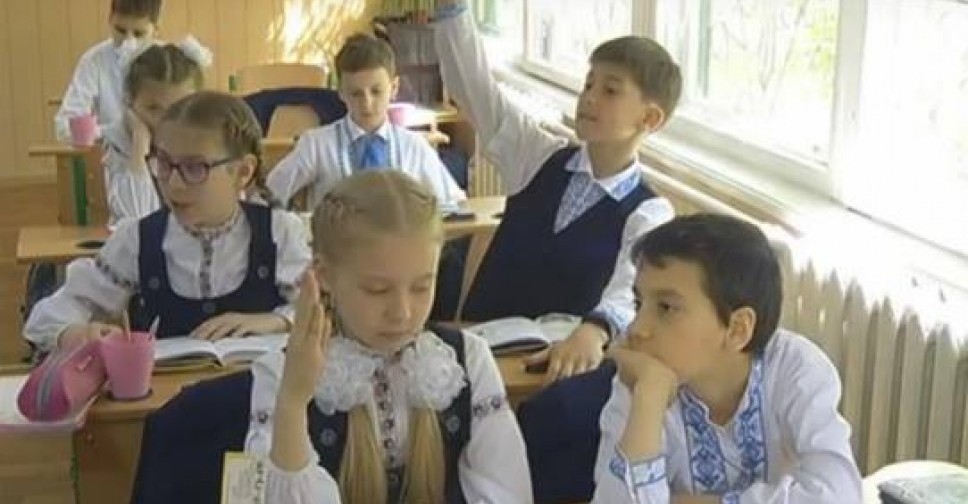 В мариупольской гимназии четвероклассники ходят в вышиванках (ФОТО)