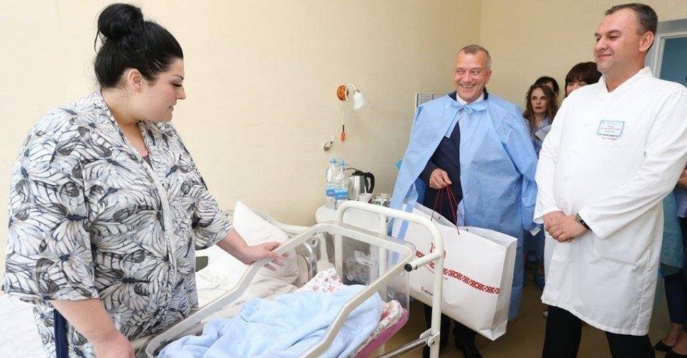 В День защиты детей генеральный директор ММКИ Юрий Зинченко с подарками навестил новорожденных в перинатальном центре (ФОТО)