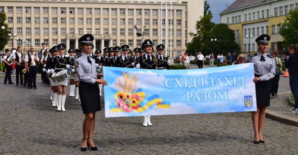 Полицейские барабанщицы Донетчины возглавили парад в Ужгороде (ФОТО)