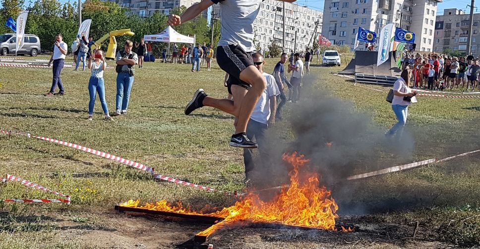 Через грязь и препятствия: в Мариуполе стартовала самая экстремальная гонка