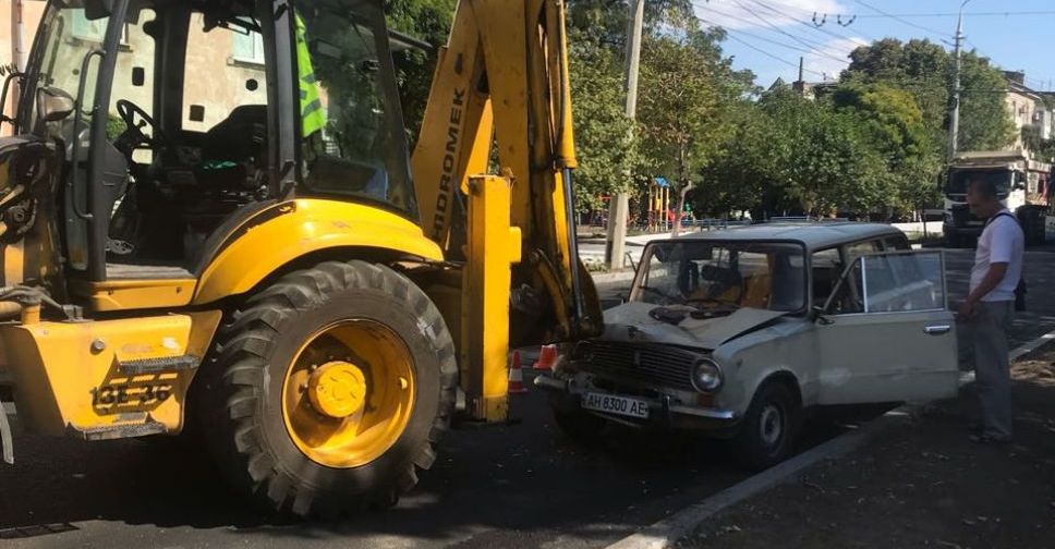 В Мариуполе ВАЗ протаранил трактор (ФОТОФАКТ)