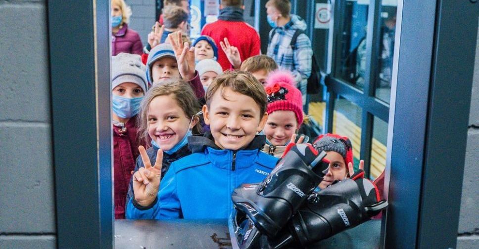 Коньки и мороженое: дети с удовольствием тренируются на новой Ледовой арене в Мариуполе
