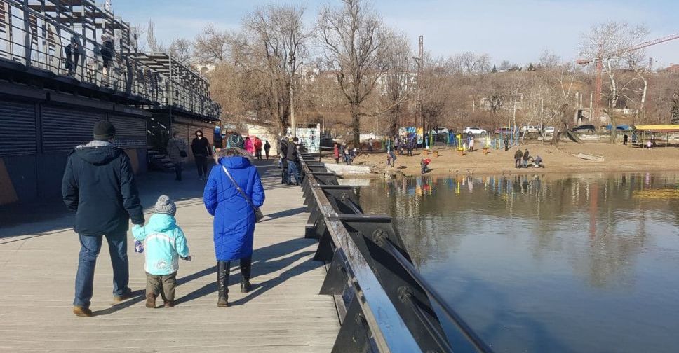 Десятки мариупольцев с детьми в локдаун вышли гулять к морю