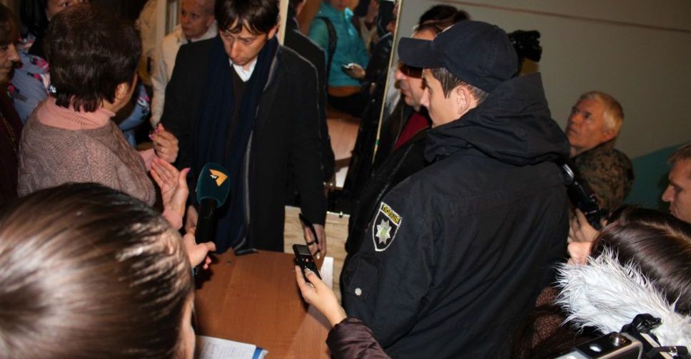 В мариупольской гимназии №2 родителей не пускали на собрание. Помогли полиция и зам.мэра (ФОТО)